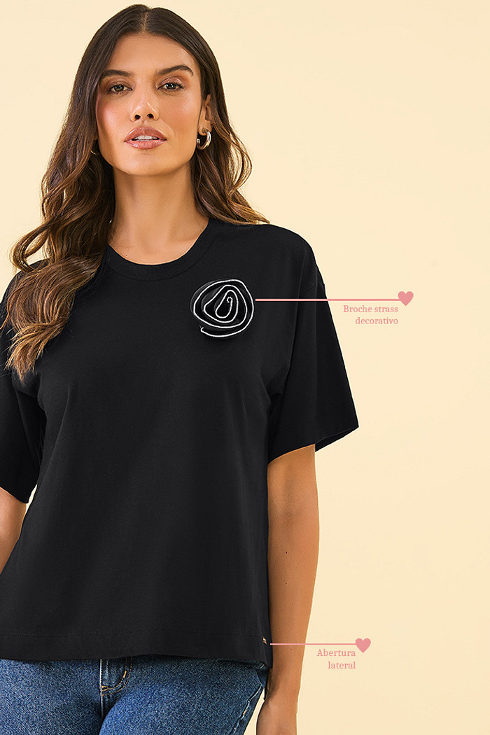 T-Shirt alongada com broche flor em meia malha