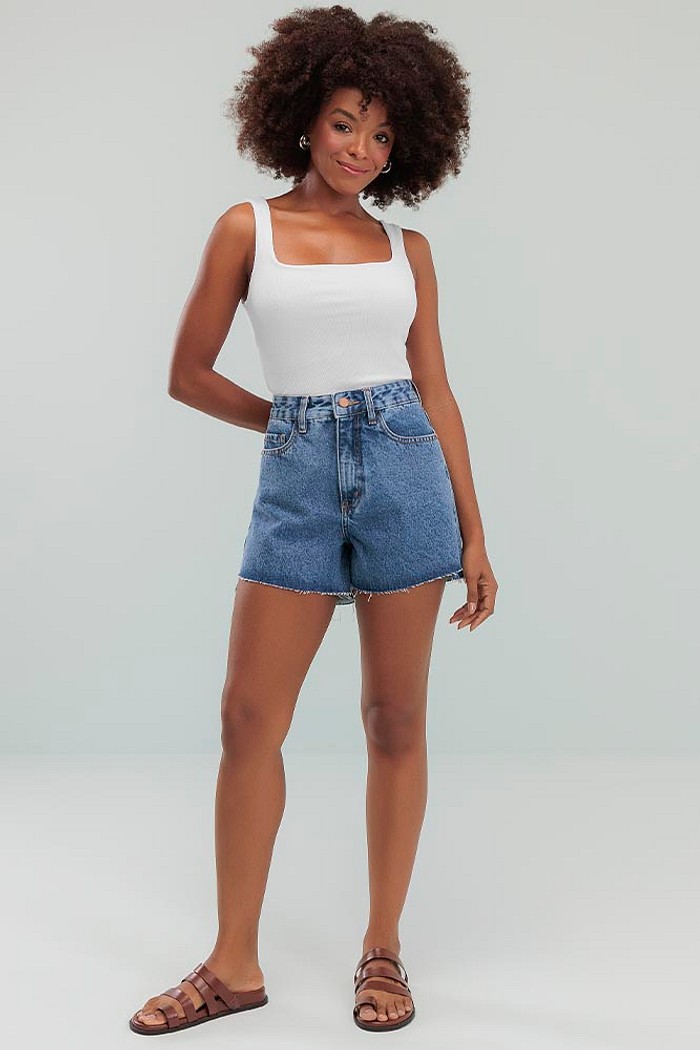 Shorts hot pants com bordado e bolso jeans