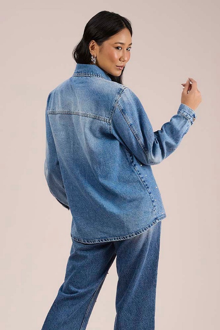 Camisa em jeans com aplique de pérolas