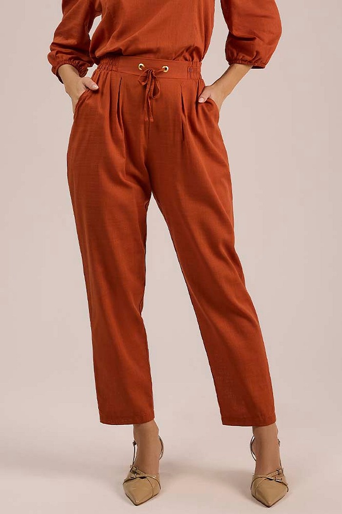 Calça reta em tecido cambraia de algodão com forro