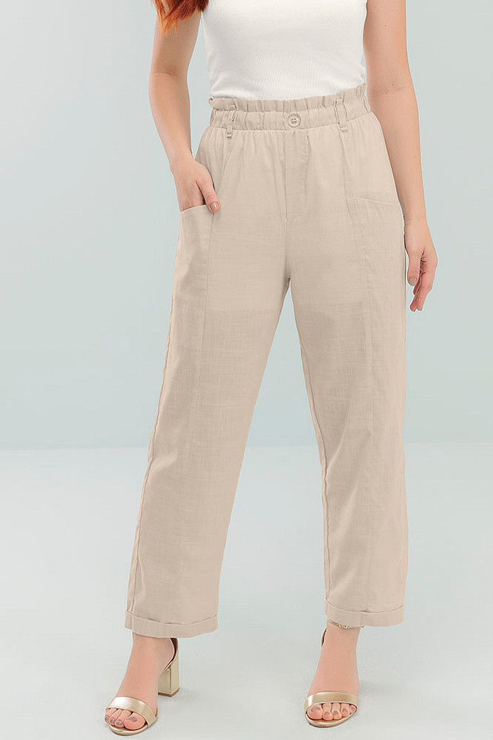 Calça reta com botão decorativo elástico na cintura e bolso em cambraia