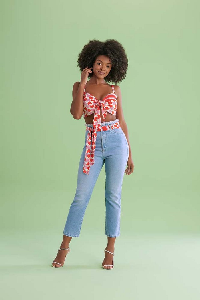 Calça straight cropped em jeans