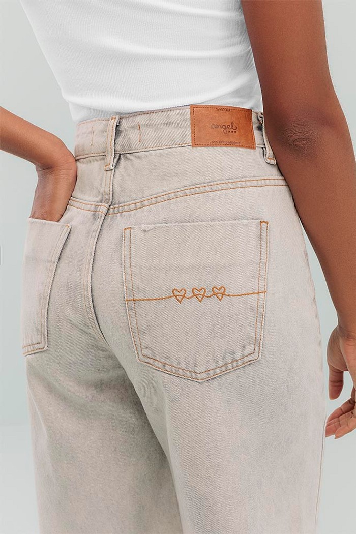 Bermuda jorts em jeans cinza com bolso e bordado