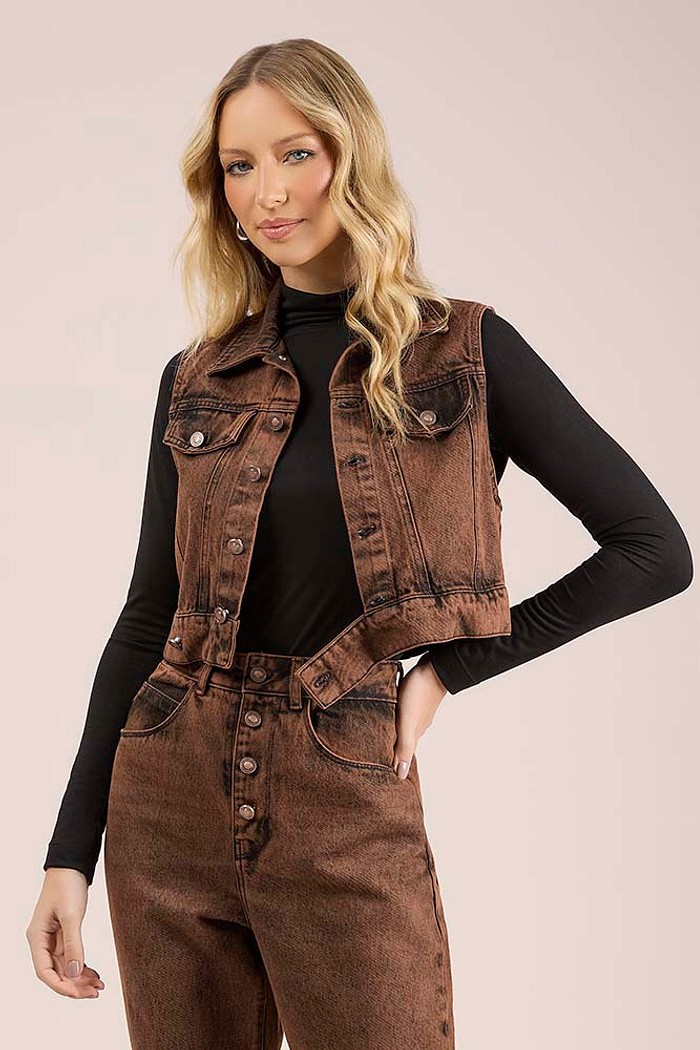 Colete cropped em jeans lapela decorativa