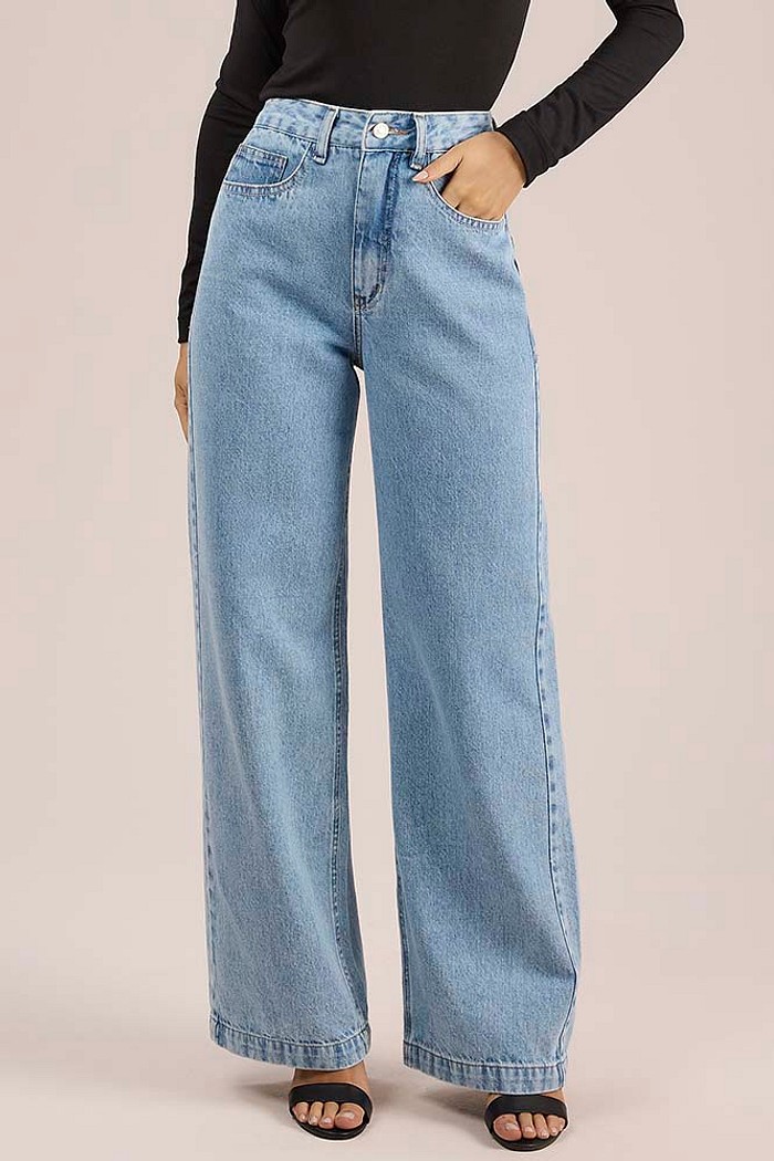 Calça wide leg em jeans bordada