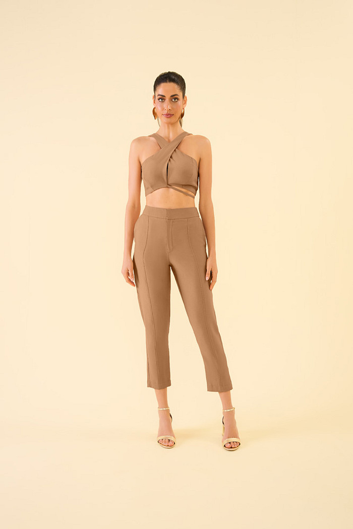 Calça com fecho e bolso em alfaiataria