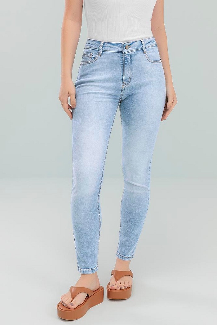 Calça skinny basica com bolso jeans claro