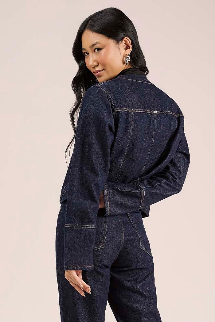 Jaqueta em jeans com bolso