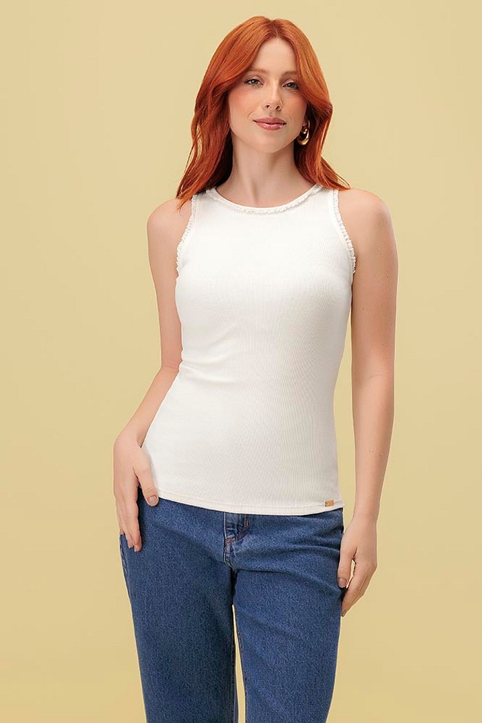 Blusa regata com detalhe em renda