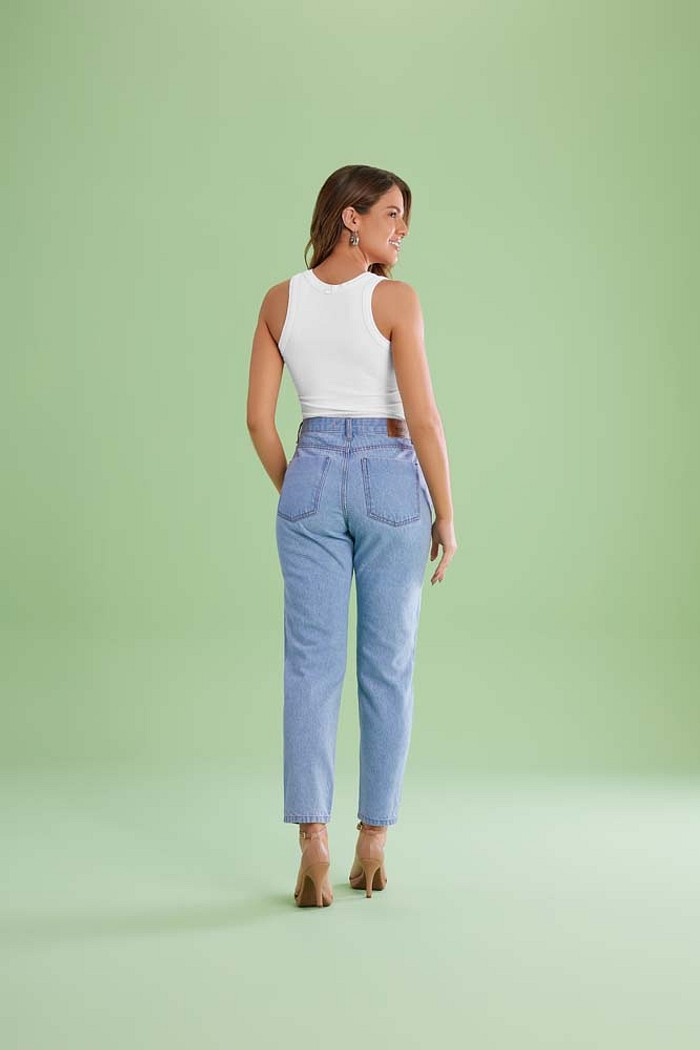 Calça mom em jeans