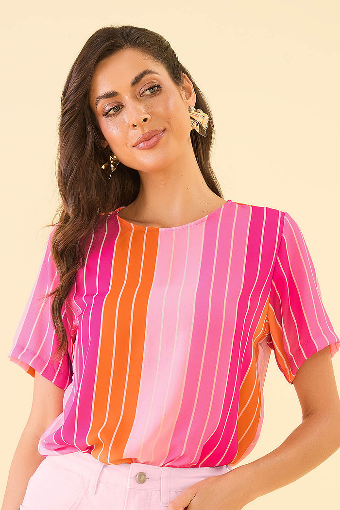 Blusa crepe com plaquinha de metal