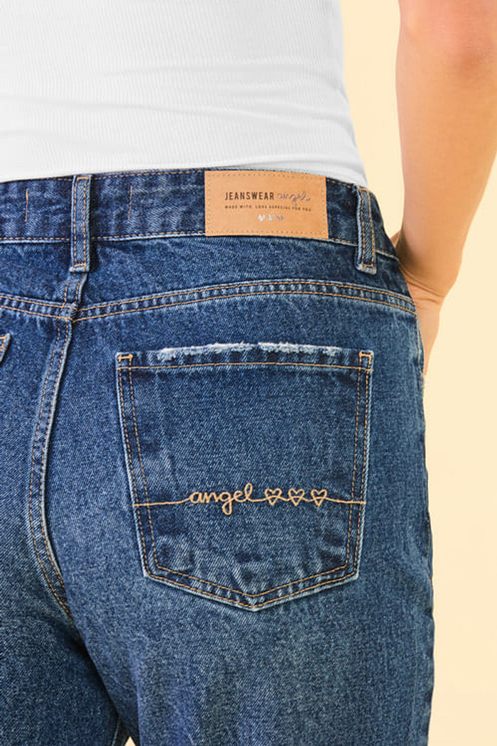 Calça mom com bordado em jeans