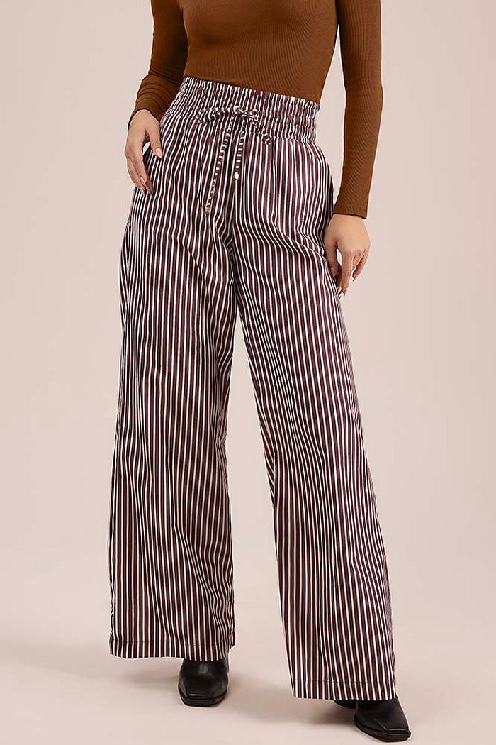 Calça wide leg elástico na cintura em tricoline listrado
