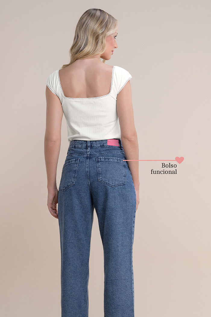 Calça reta em jeans com bolso