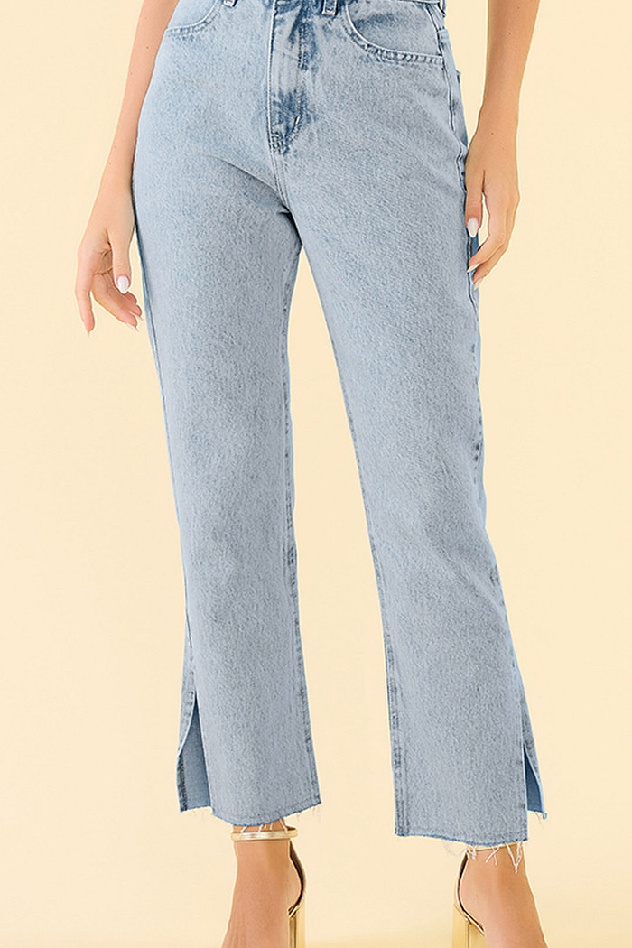 Calça reta com botão rosa em jeans