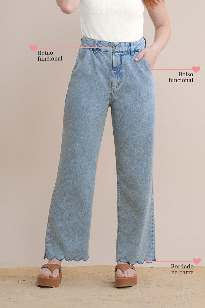 Calça reta em jeans com bordado