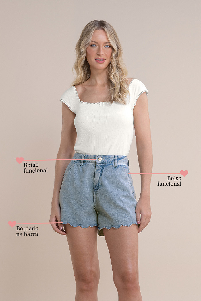 Shorts hot pants em jeans com bordado.