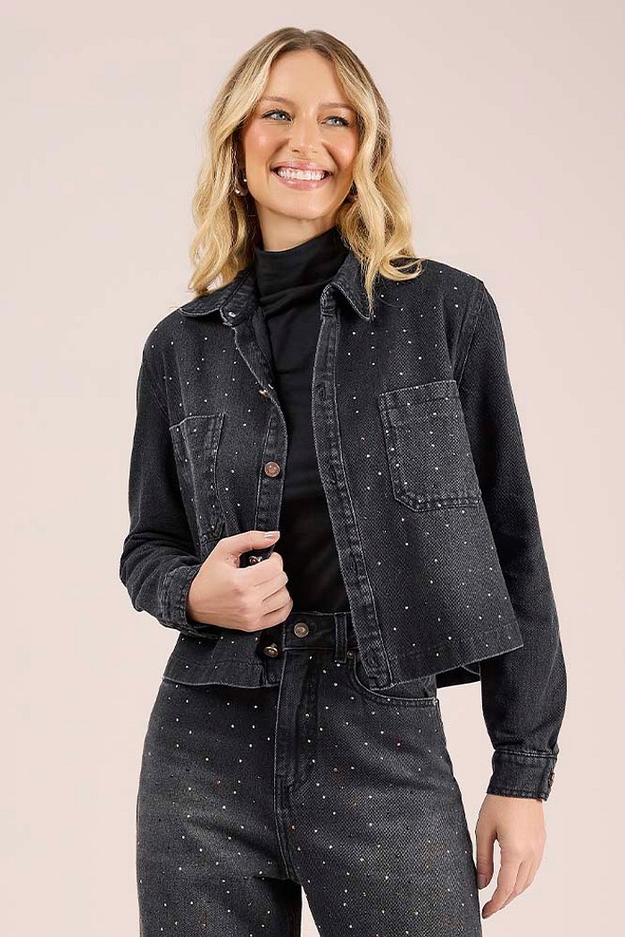 Camisa cropped em jeans com aplique de strass