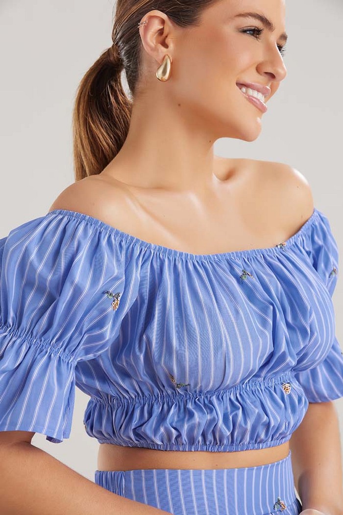 Blusa cropped ombro a ombro em tricoline bordado