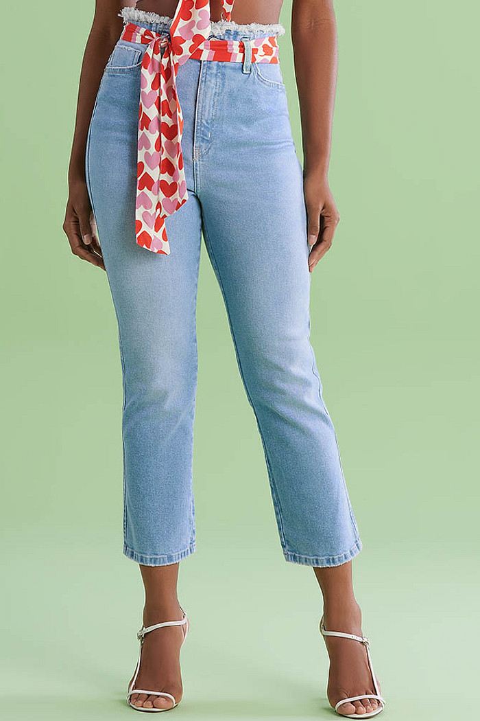 Calça straight cropped em jeans