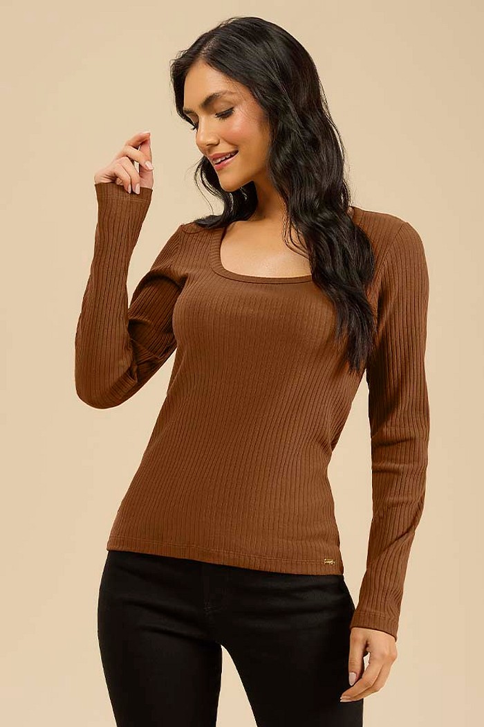 Blusa decote quadrado manga longa em malha canelada