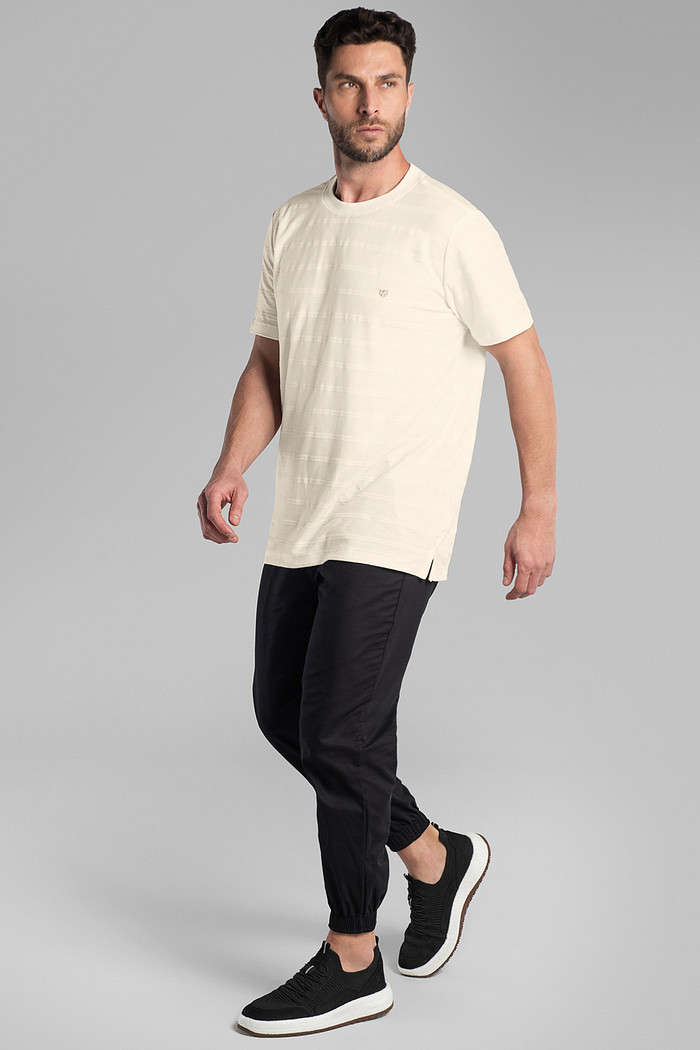 Camiseta comfort em malha listrada com abertura lateral Aurus