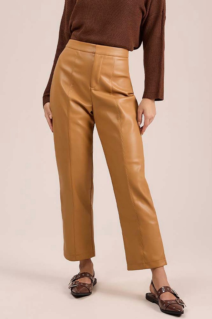Calça em PU com fecho
