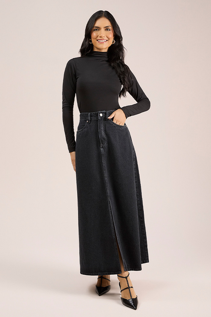Saia midi em jeans com bolso e fenda frontal