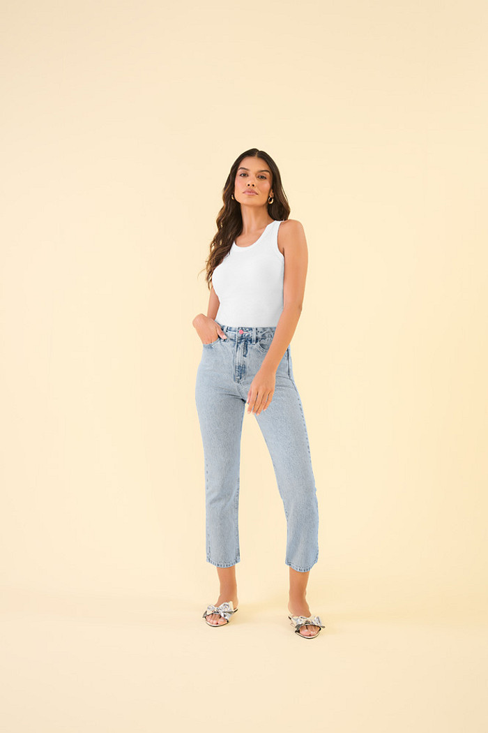 Calça mom botão rosa em jeans