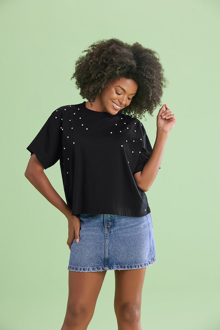 T-Shirt com pedrarias em strass em meia malha