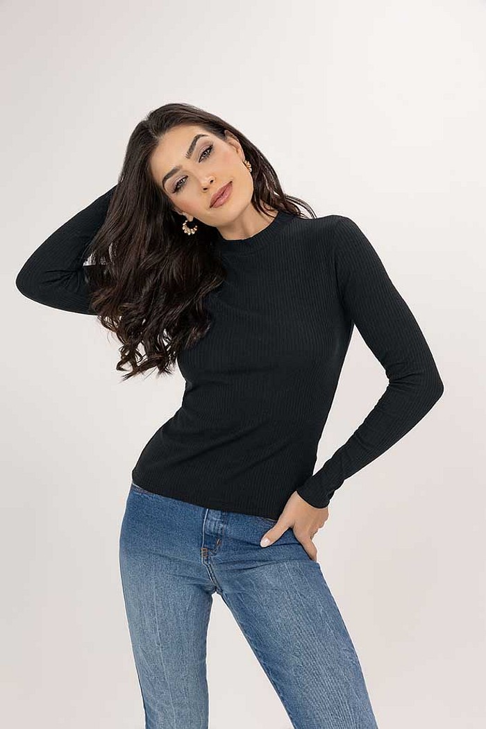 Blusa gola alta em ribana