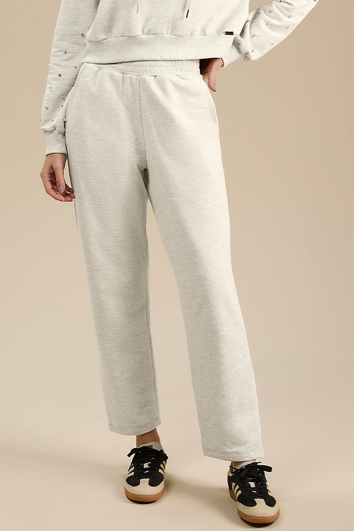 Calça em moletom com elástico e bolso