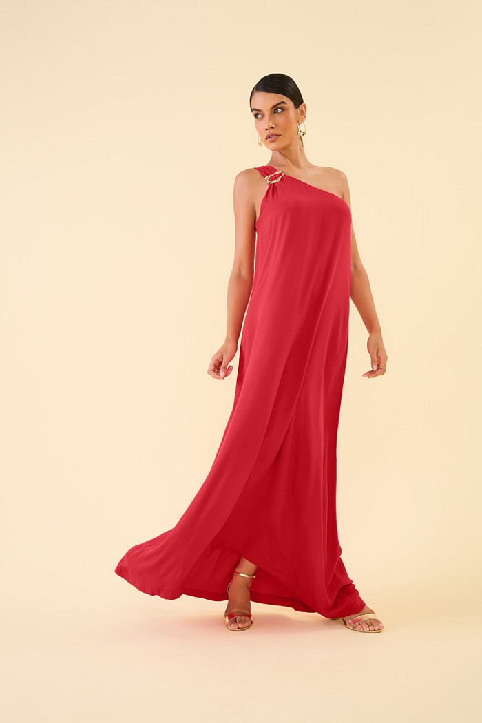 Vestido longo com fivela decorativa