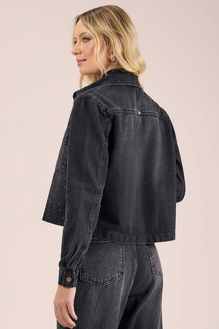 Camisa cropped em jeans com aplique de strass