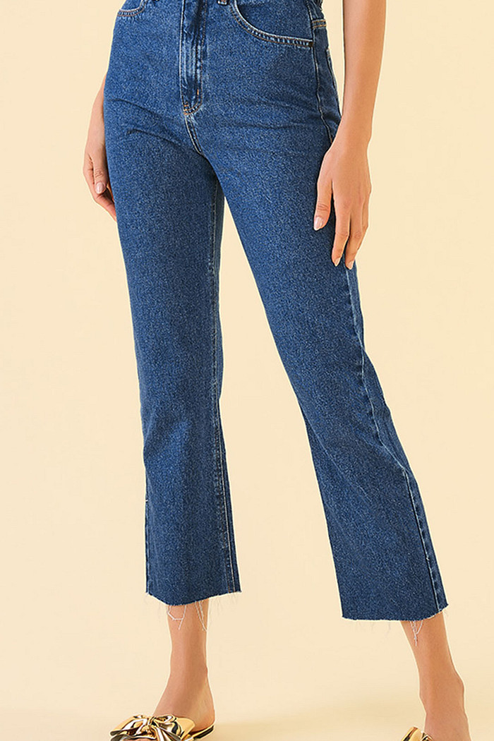 Calça reta com boradado palmeira em jeans