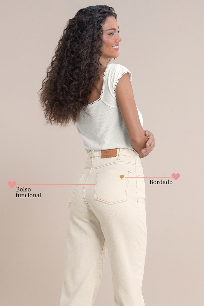 Calça mom com bordado no bolso traseiro