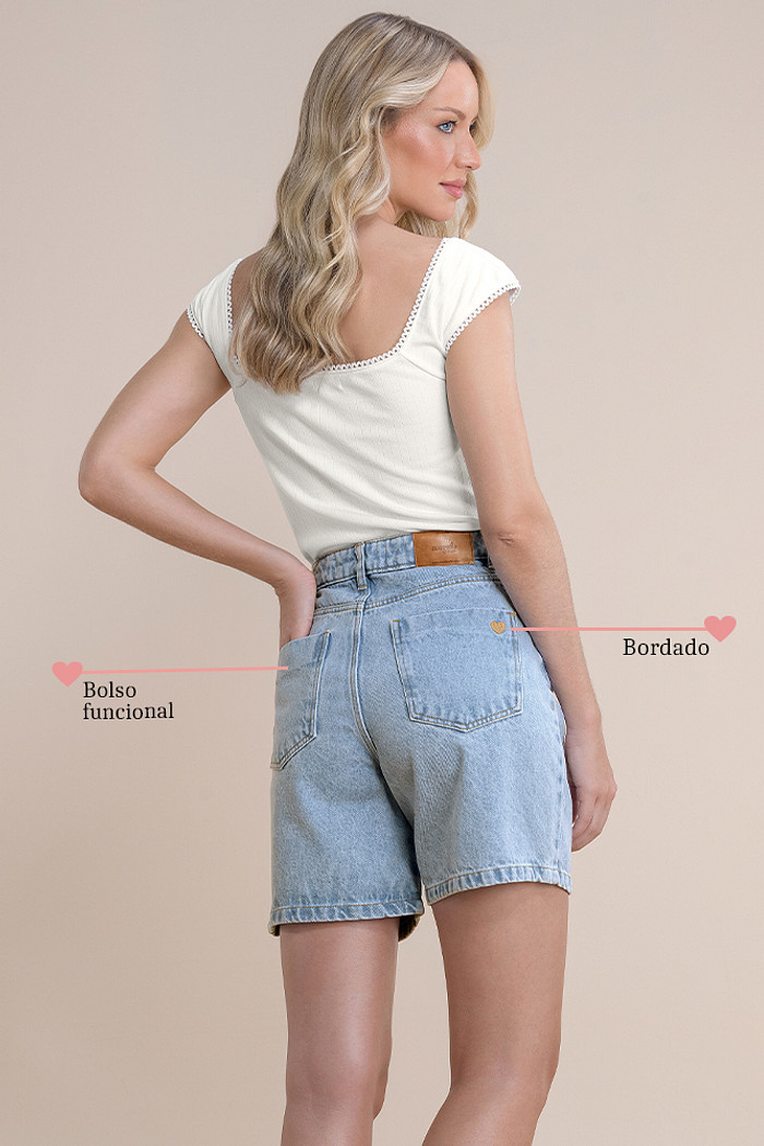 Shorts jeans mom com bolso e bordado traseiro