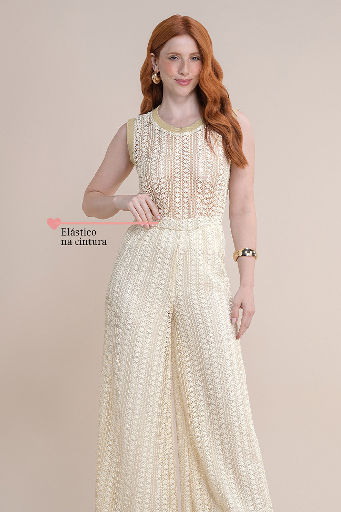 Calça pantalona em tecido rendado