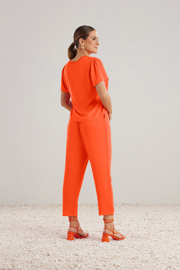 Blusa com gola de retilínea em viscose