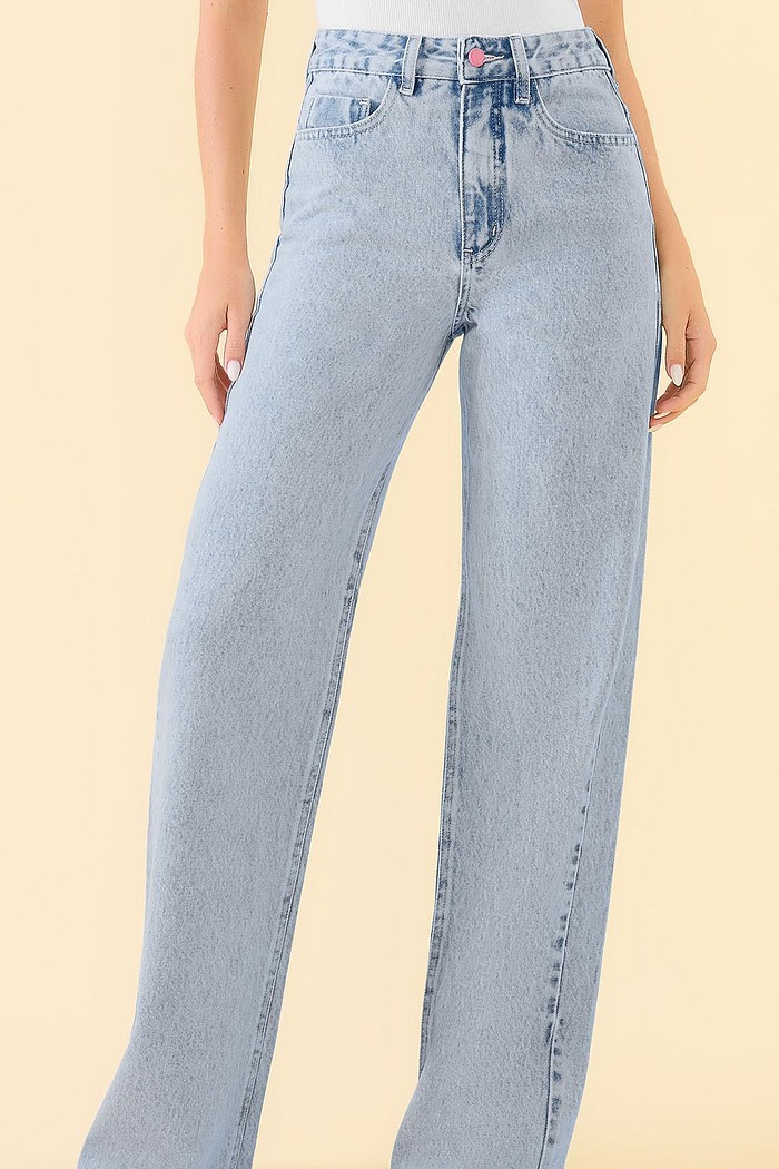 Calça wide leg com botão rosa em jeans