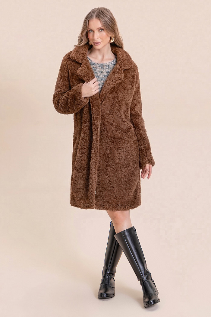 Casaco longo teddy em tecido sherpa com forro
