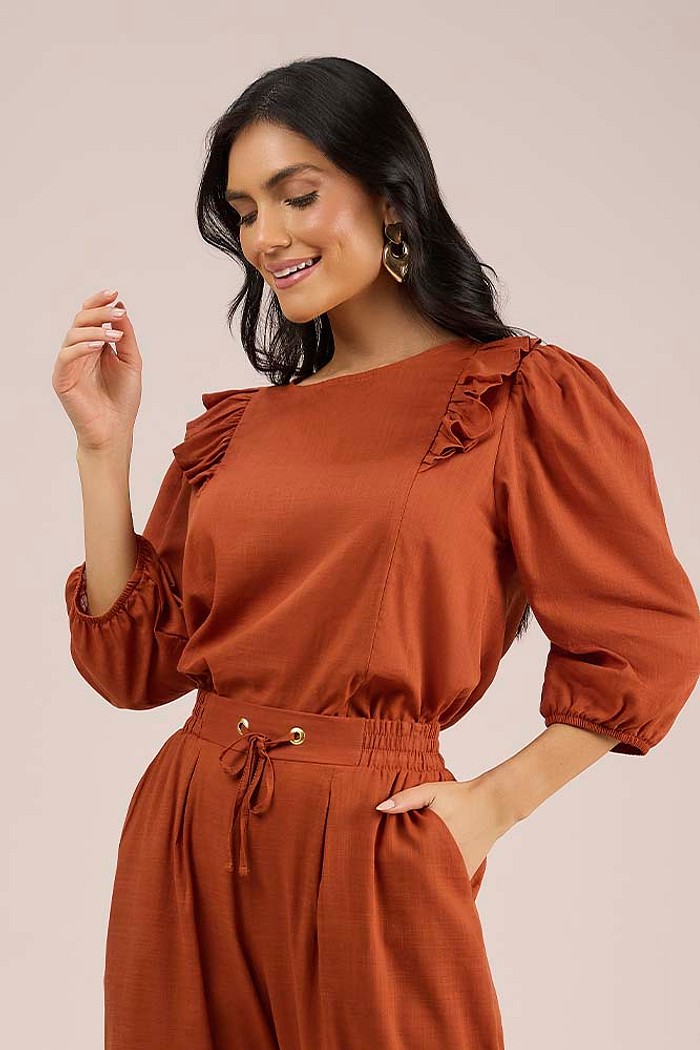 Blusa cropped babados em tecido cambraia de algodão