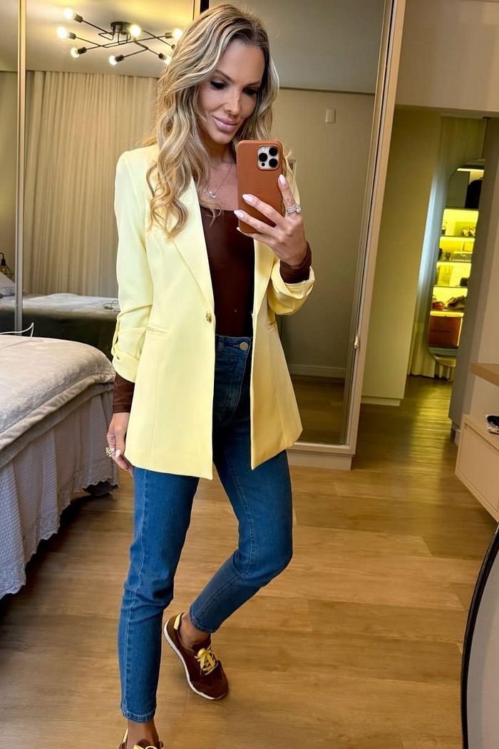 Blazer Longo Drama Signature Alfaiataria Premium com Martingale 1 botão cor Amarelo