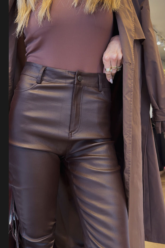 Calça Resinada Slim cor Marrom Café