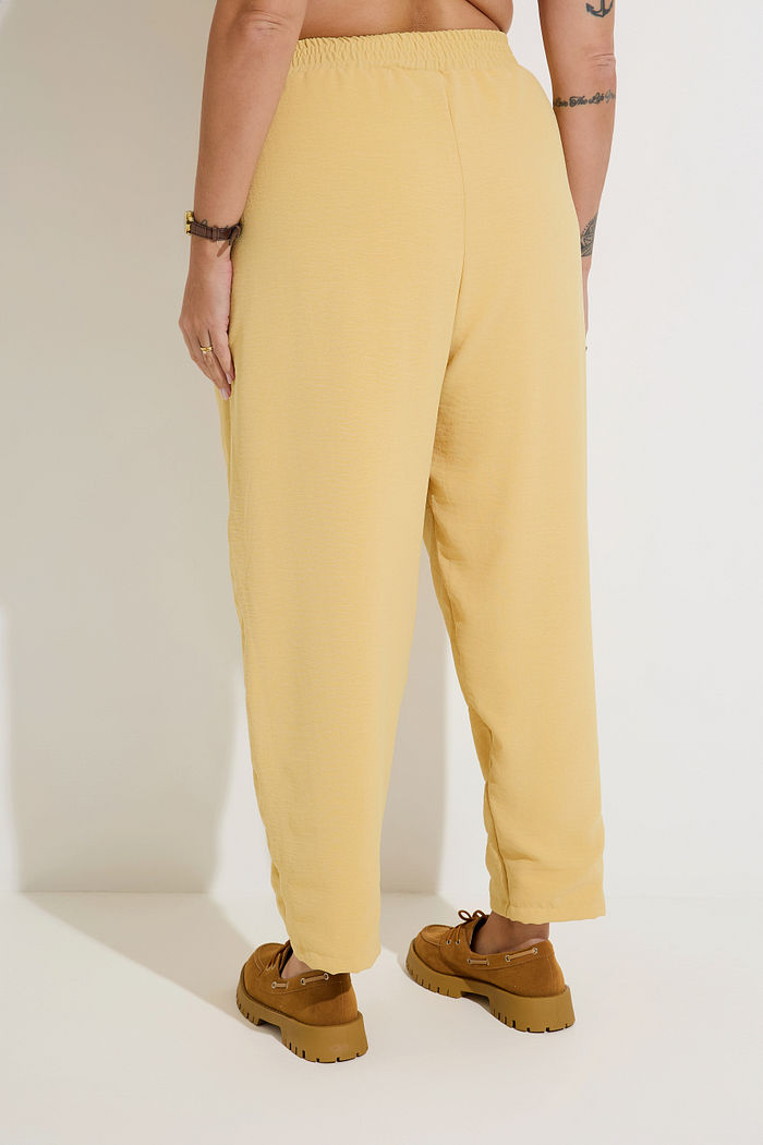 Calça Cenoura Crepe Amarelo Suave