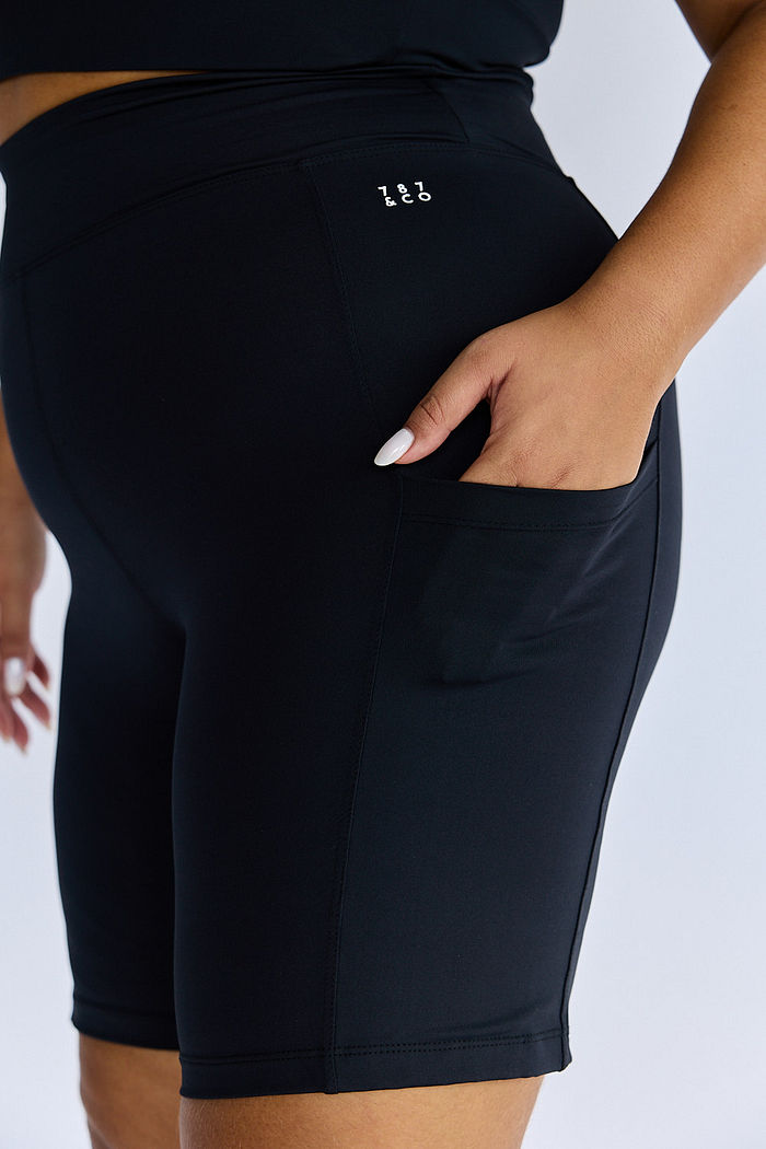 Bermuda Fitness Plus Size com Bolso Preta