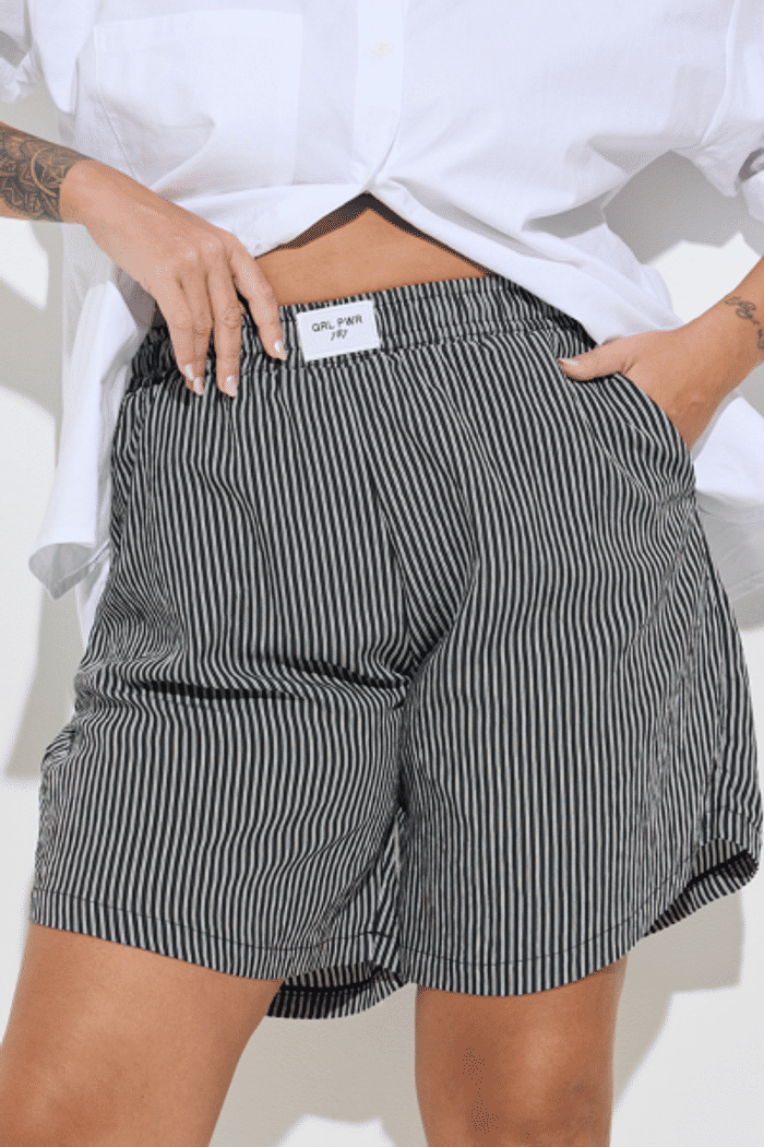 Shorts Ellen Listrado Preto