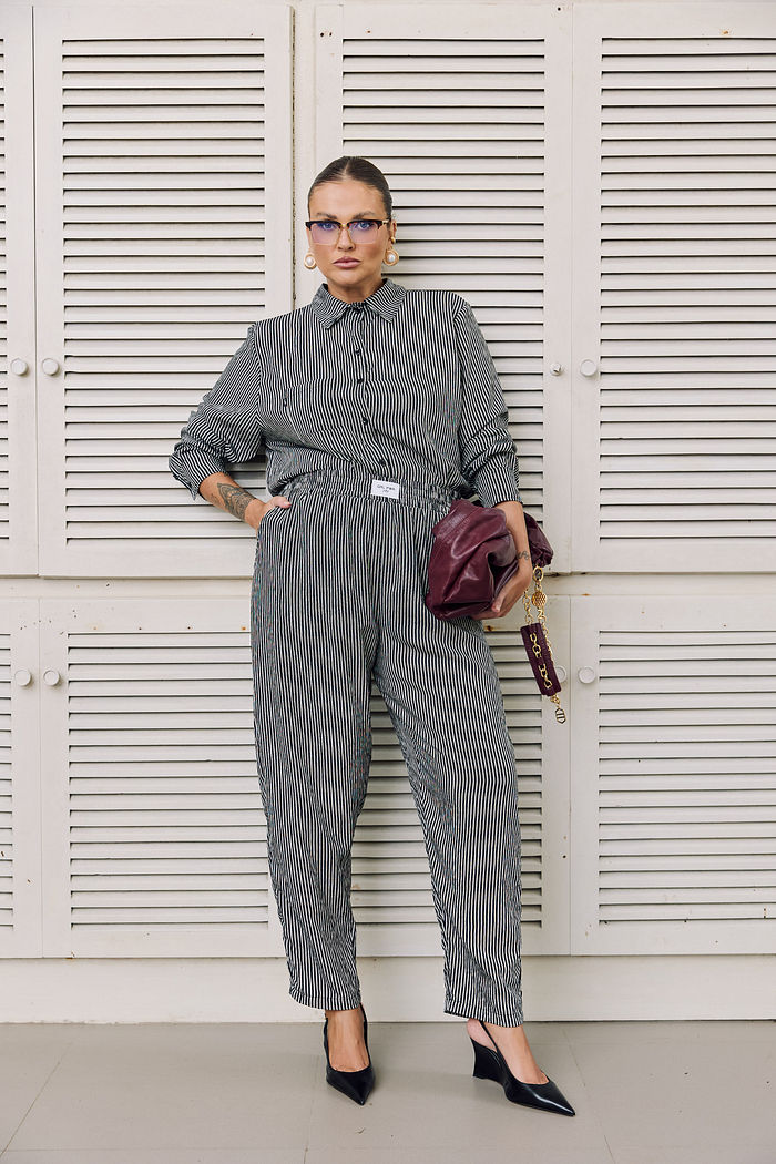 Calça Cenoura Listrada Preta