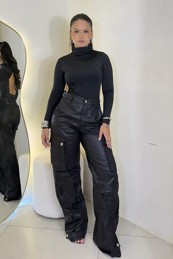 Calça cargo resinada