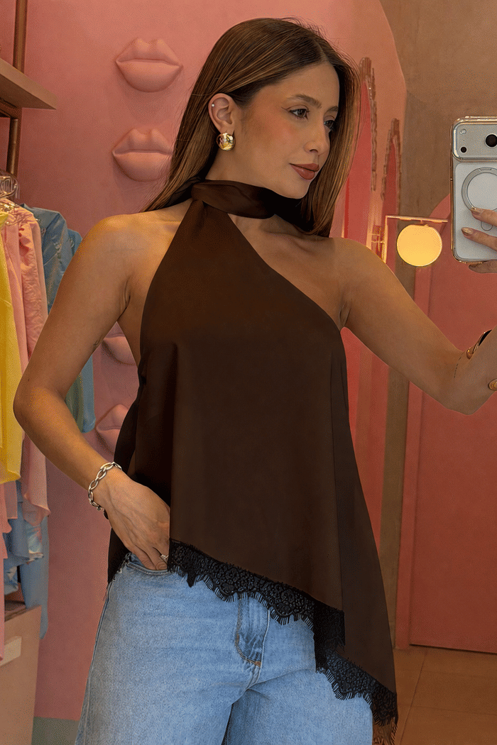 Blusa assimétrica com renda